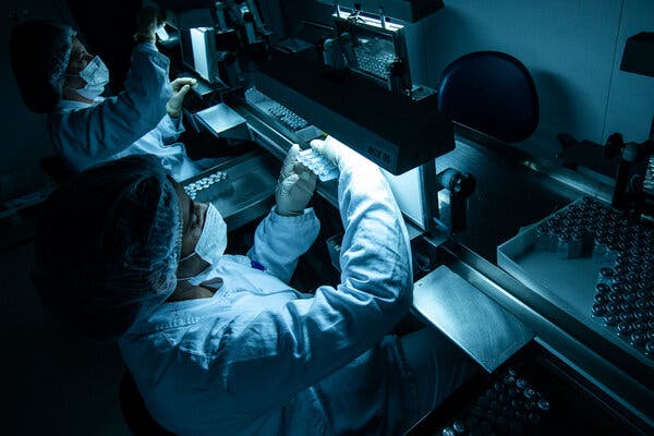 کارکنان یک مرکز پزشکی در سائوپائولو ، برزیل ، جایی که واکسن چینی به عنوان یکی از چندین واکسن در حال تولید است.