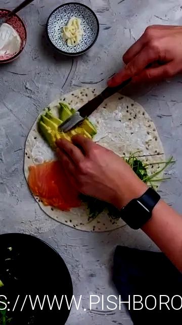 Du liebst selbstgemachte Pizza? Diese zwei Pizzakringel mit Frischkäse werden dich begeistern. Hier trifft fluffiger Pizzateig auf Frischkäse - freu dich auf die saftigsten Pizzakringel überhaupt!